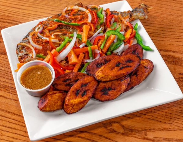 Grilled fish with plantain and vegetables