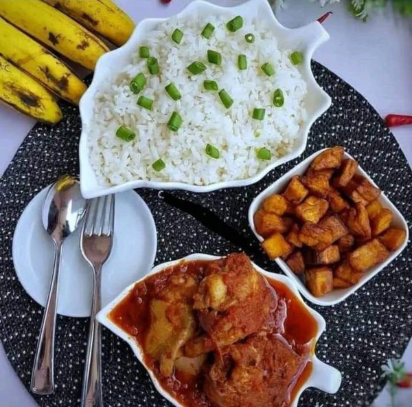 White rice and stew with meat served with plantain